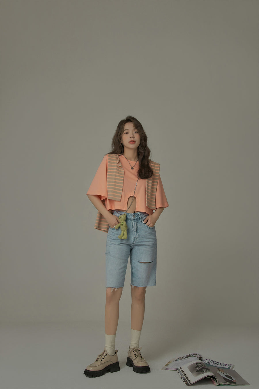 CHUU Distressed Denim Shorts
