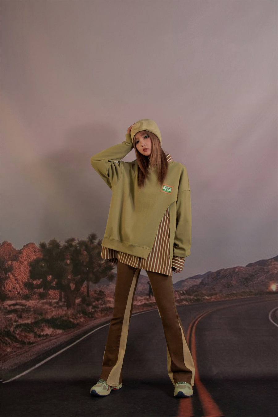 CHUU Side Slit Sweatshirt