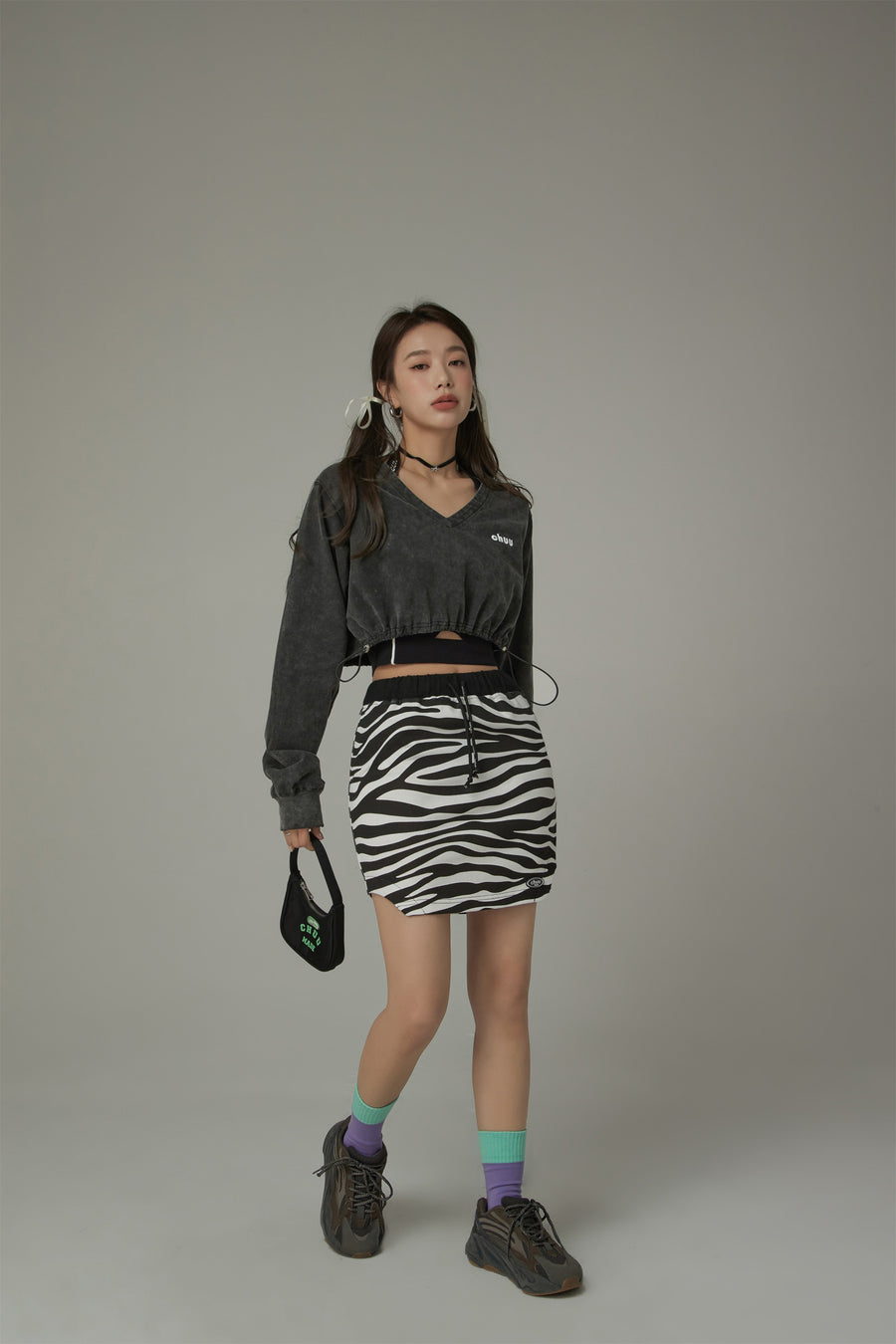 CHUU V-Neck Cropped Sweatshirt