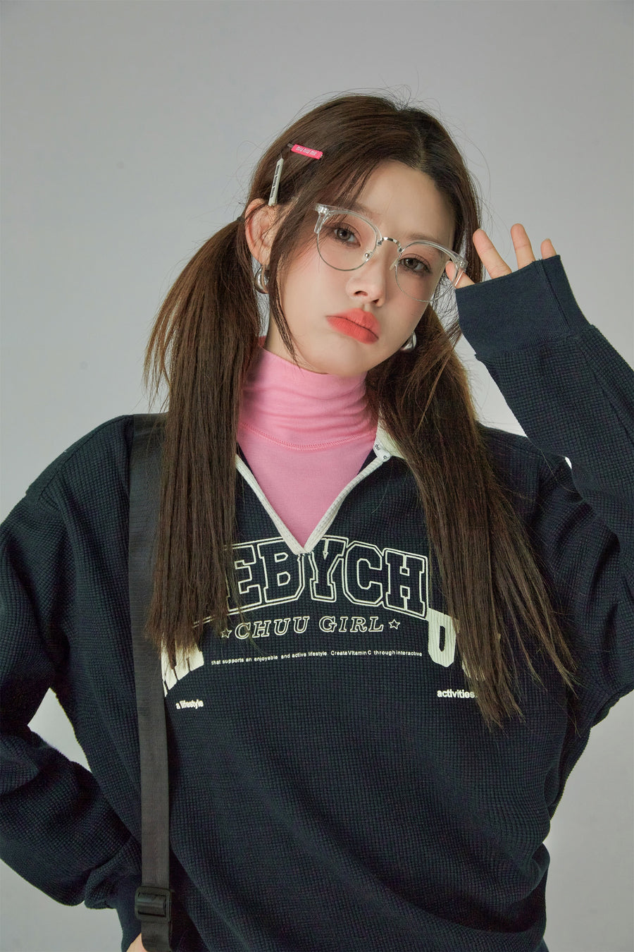 CHUU Chuu Girl V-Neck Sweatshirt