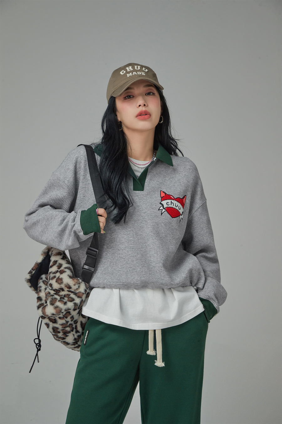 CHUU Relaxing Day Chuu Heart Embroidery Sweater