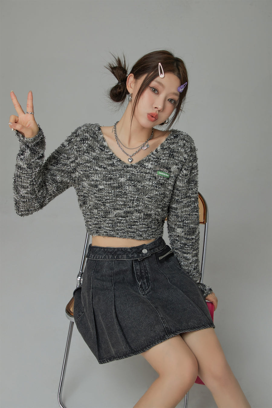 CHUU Adore You V Neck Crop Sweater