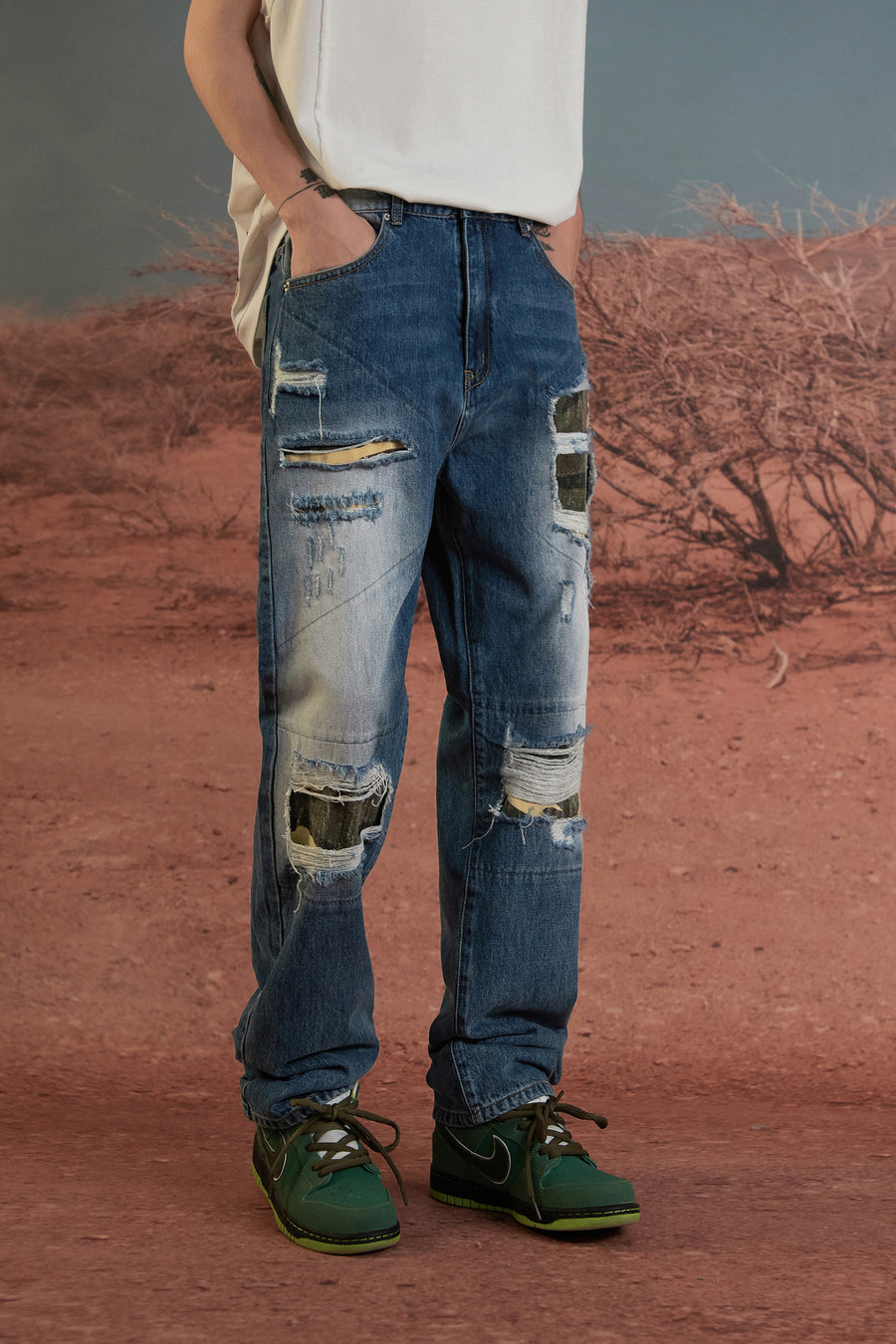 CHUU Distressed Washed Camouflage Straight Jeans