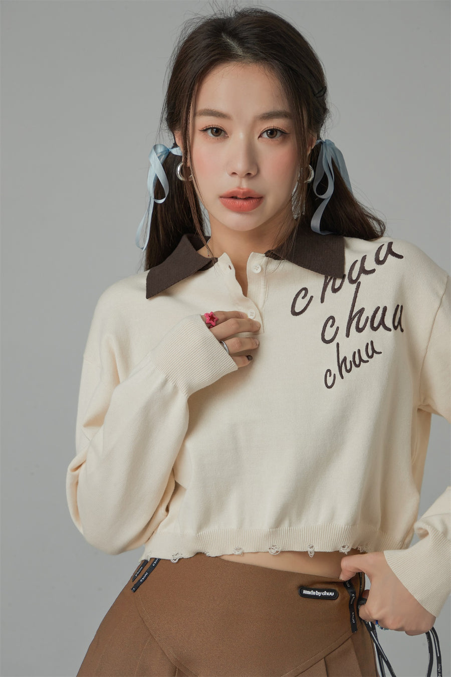 CHUU Chuu Lettering Color Cropped Knit Sweater