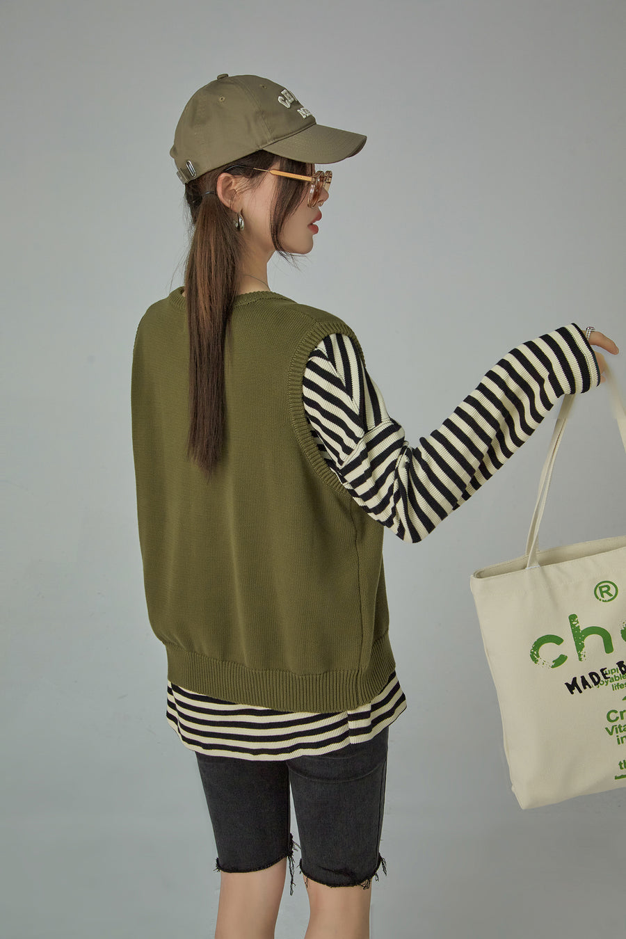 CHUU Medallion Cutout Sleeveless Sweatshirt