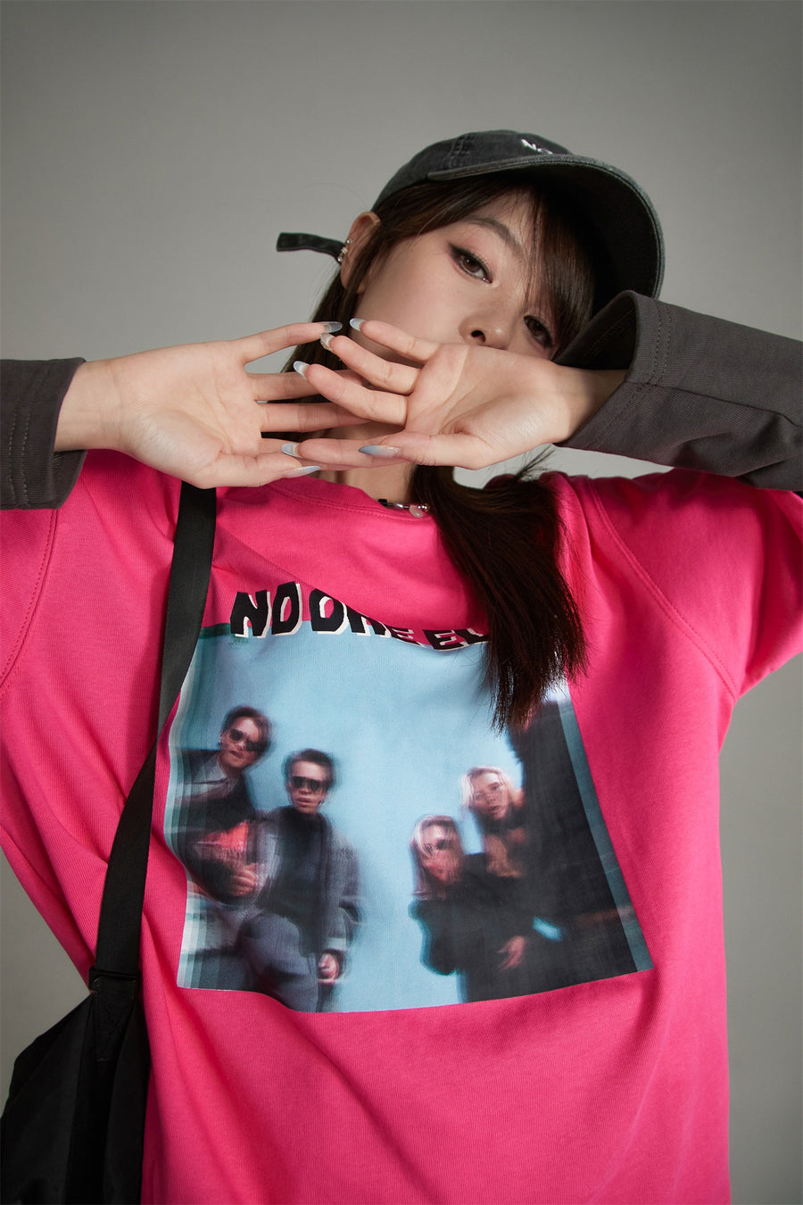 CHUU Noe Friends Stare T-Shirt