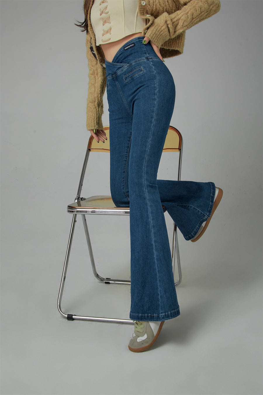 CHUU Cross Front High-Waist Flared Jeans