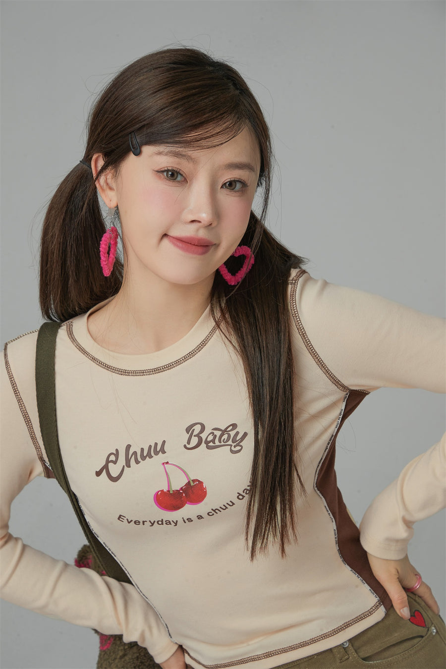 CHUU Shiny Confidence Cherry Color Cropped T-Shirt