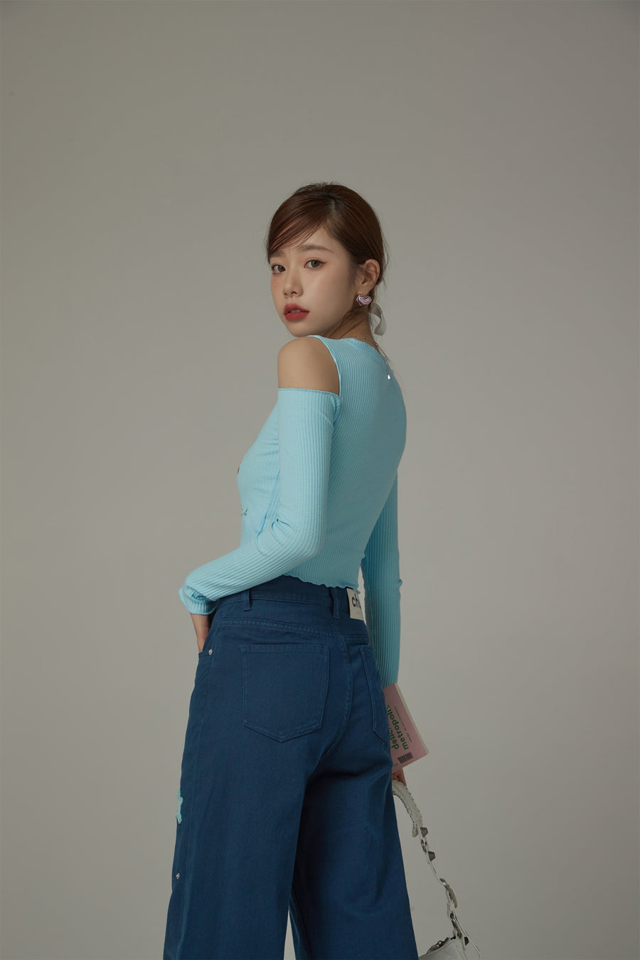 CHUU Chuu Circus Off-The-Shoulder Ribbed T-Shirt