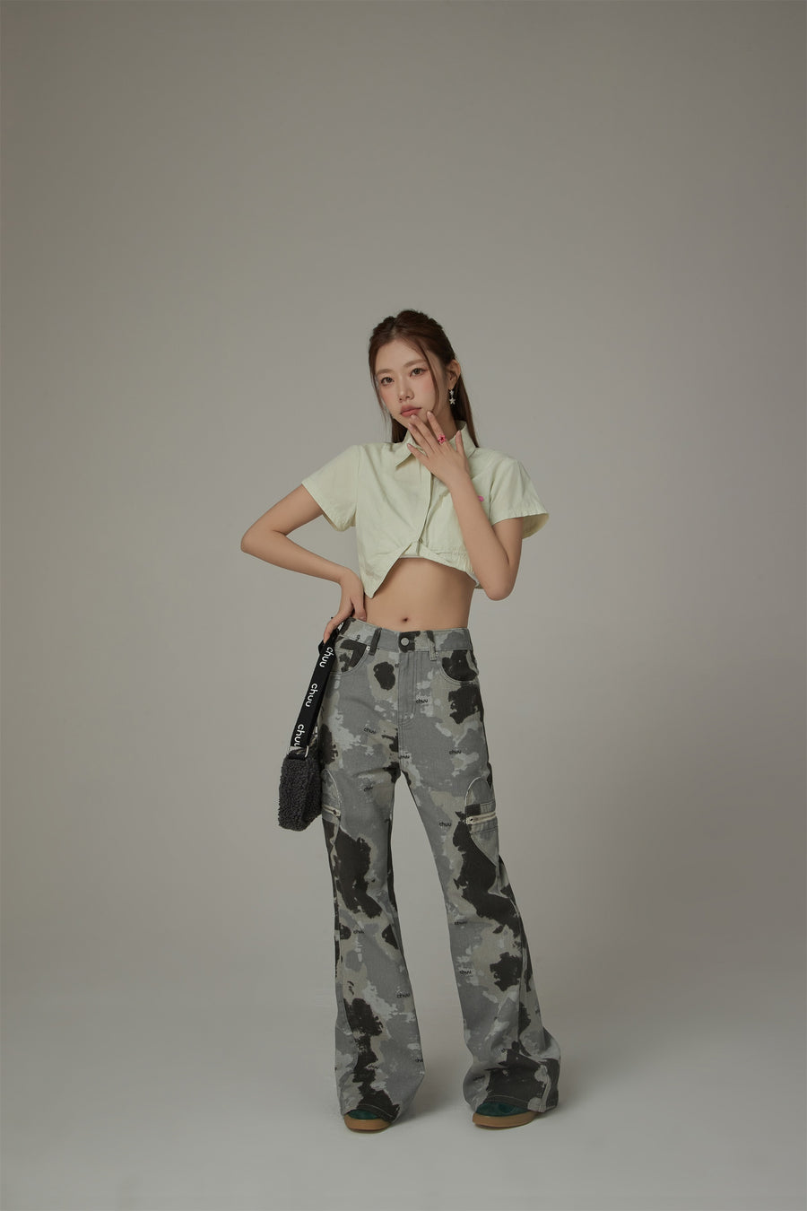 CHUU Unbalanced Chuu Baby Cropped Shirt