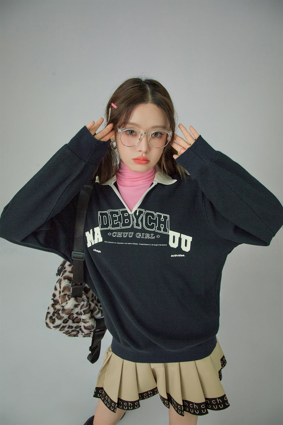 CHUU Chuu Girl V-Neck Sweatshirt