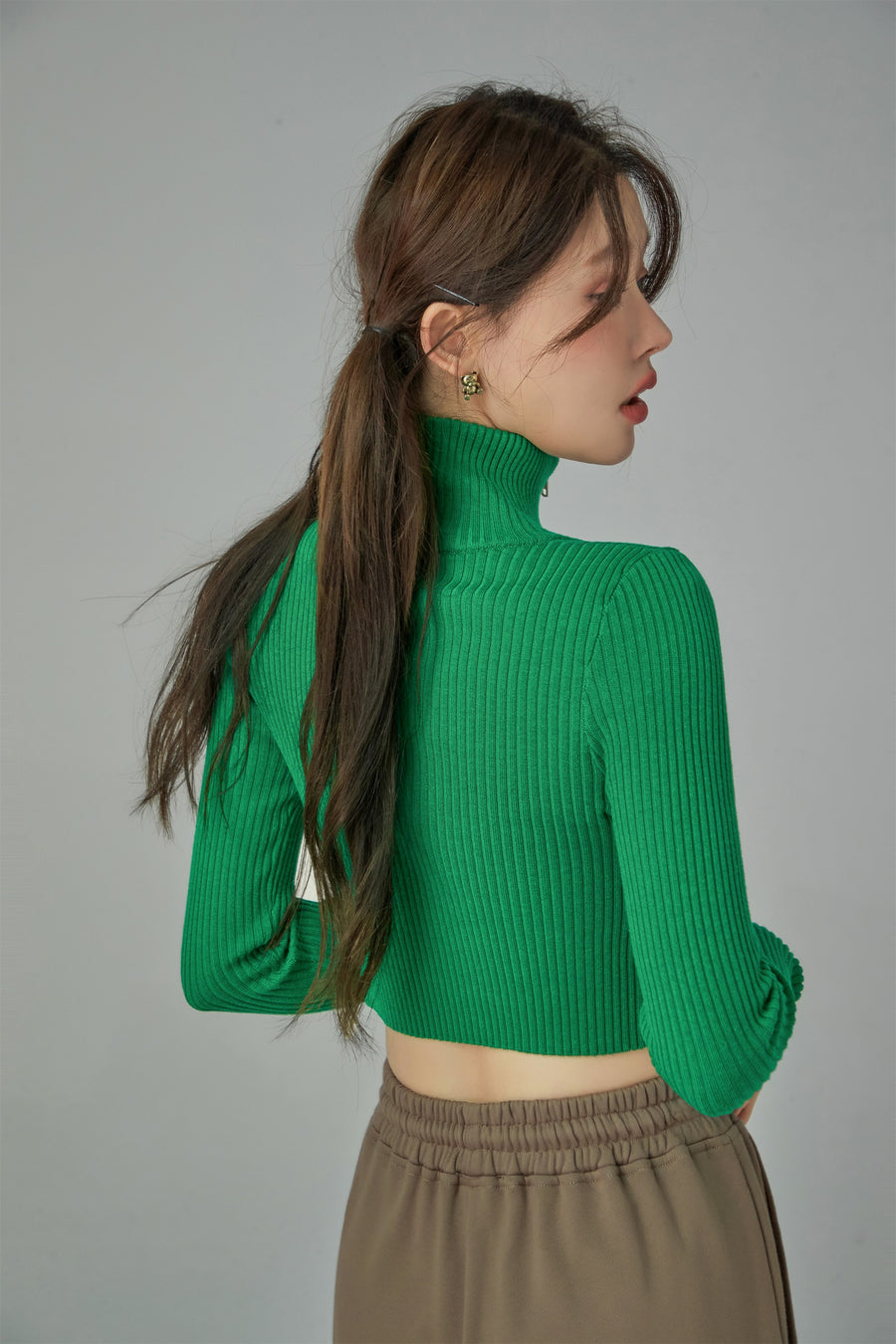 CHUU Chuu Girl Slim Crop Cardigan