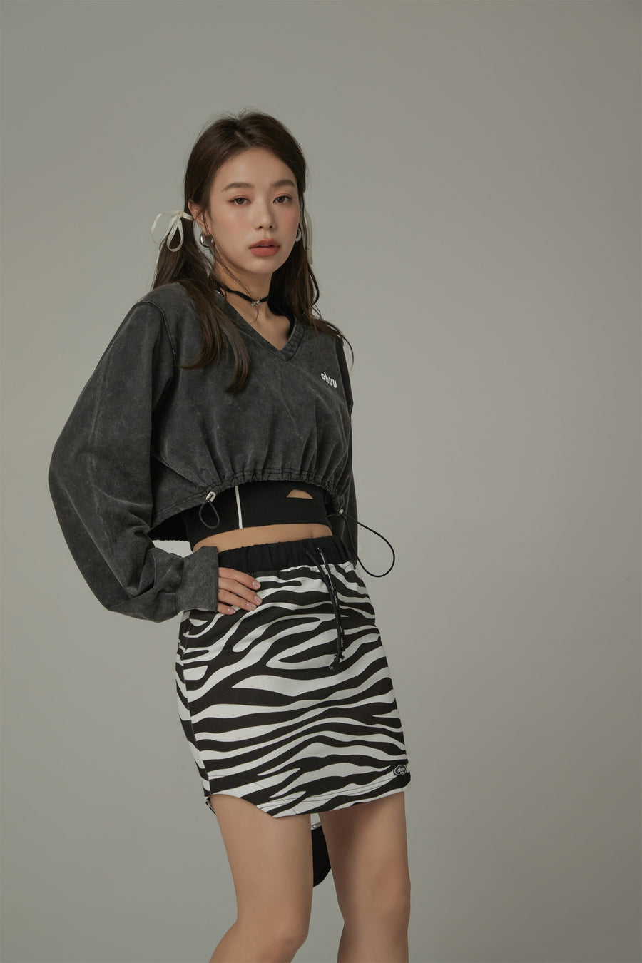 CHUU V-Neck Cropped Sweatshirt