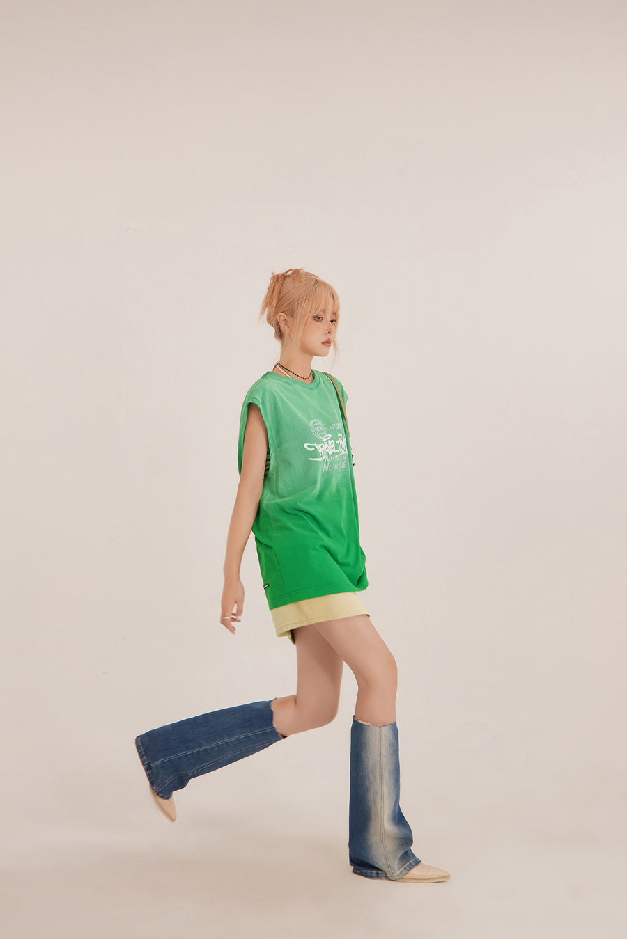 CHUU Graffiti Gradient Loosefit Sleeveless Top