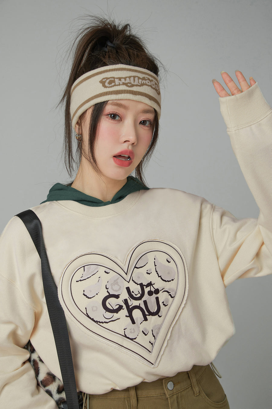 CHUU Chuu Heart Print Crop Sweatshirt