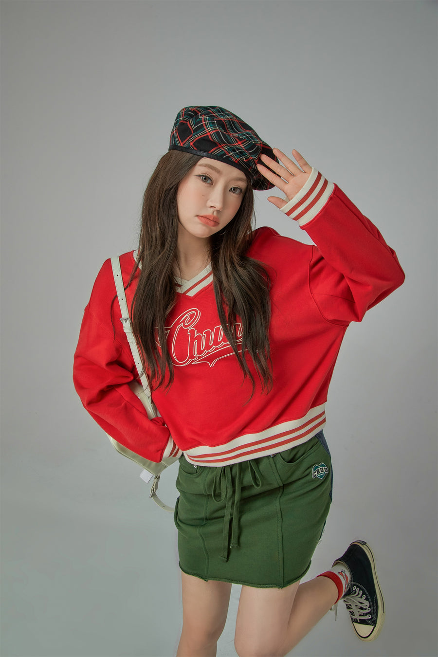 CHUU Vintage Logo V-Neck Sweatshirt