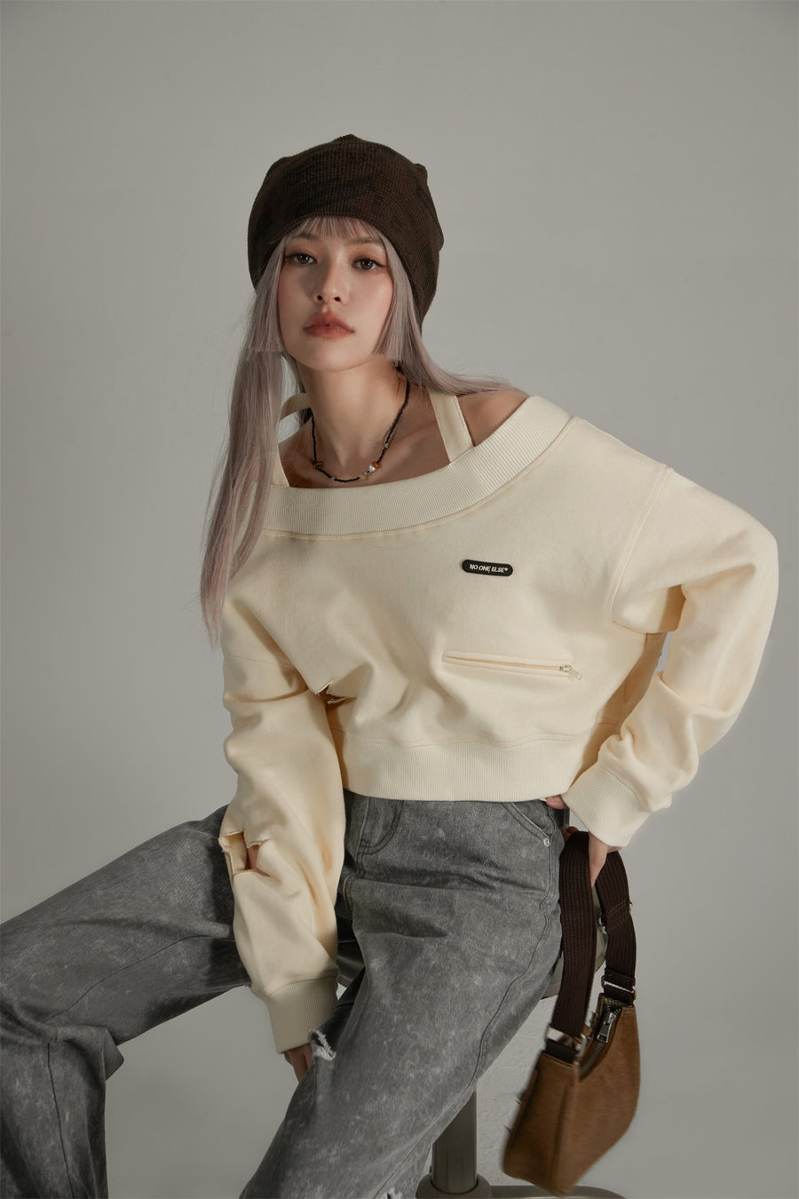 CHUU Star Off The Shoulder Sweatshirt