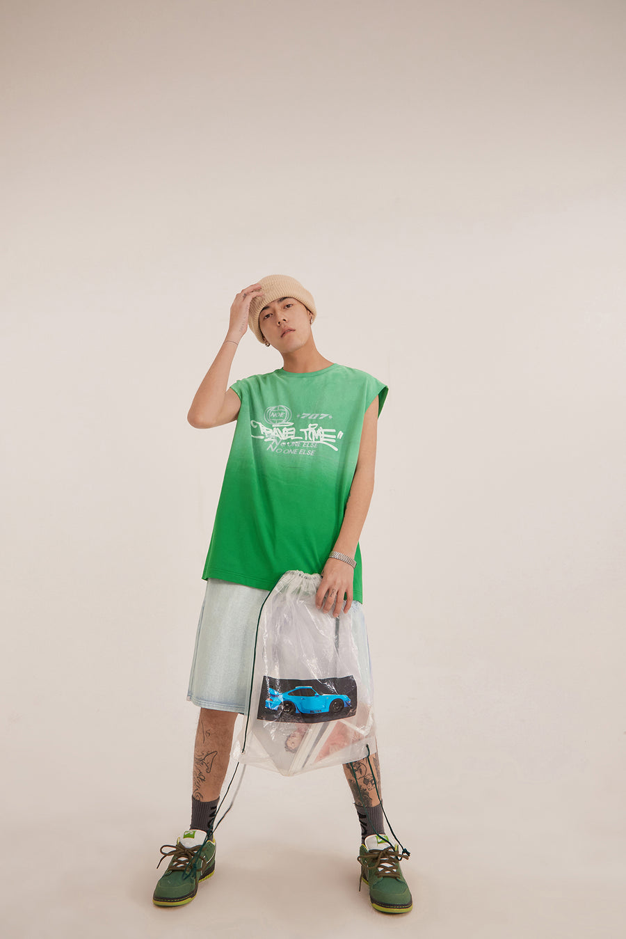 CHUU Graffiti Gradient Loosefit Sleeveless Top