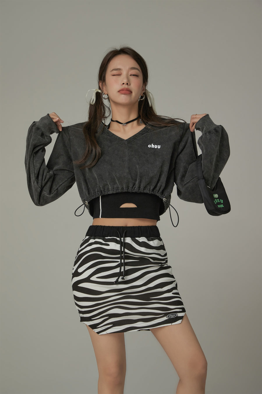 CHUU V-Neck Cropped Sweatshirt