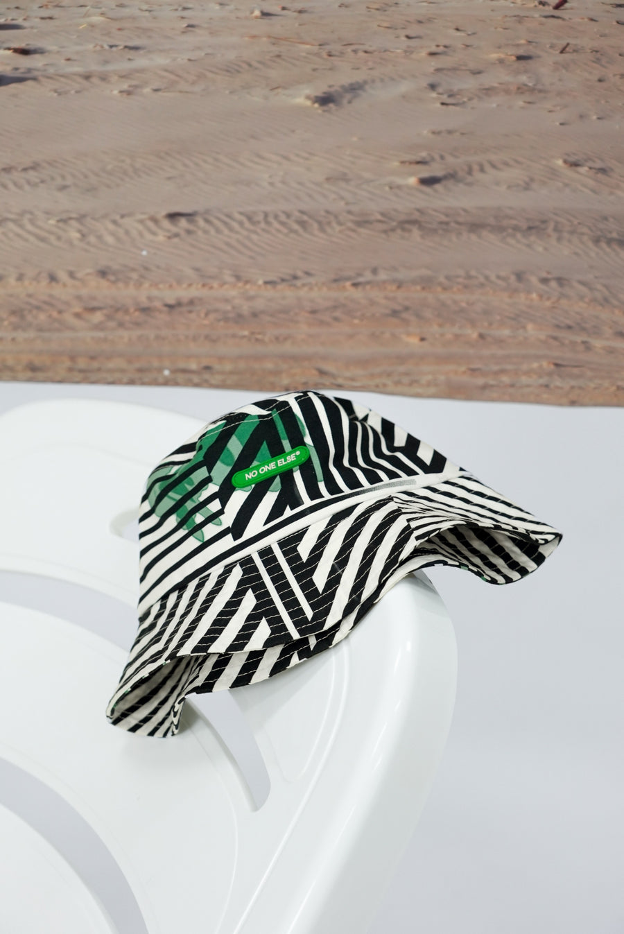 CHUU Zebra Stripes Bucket Hat