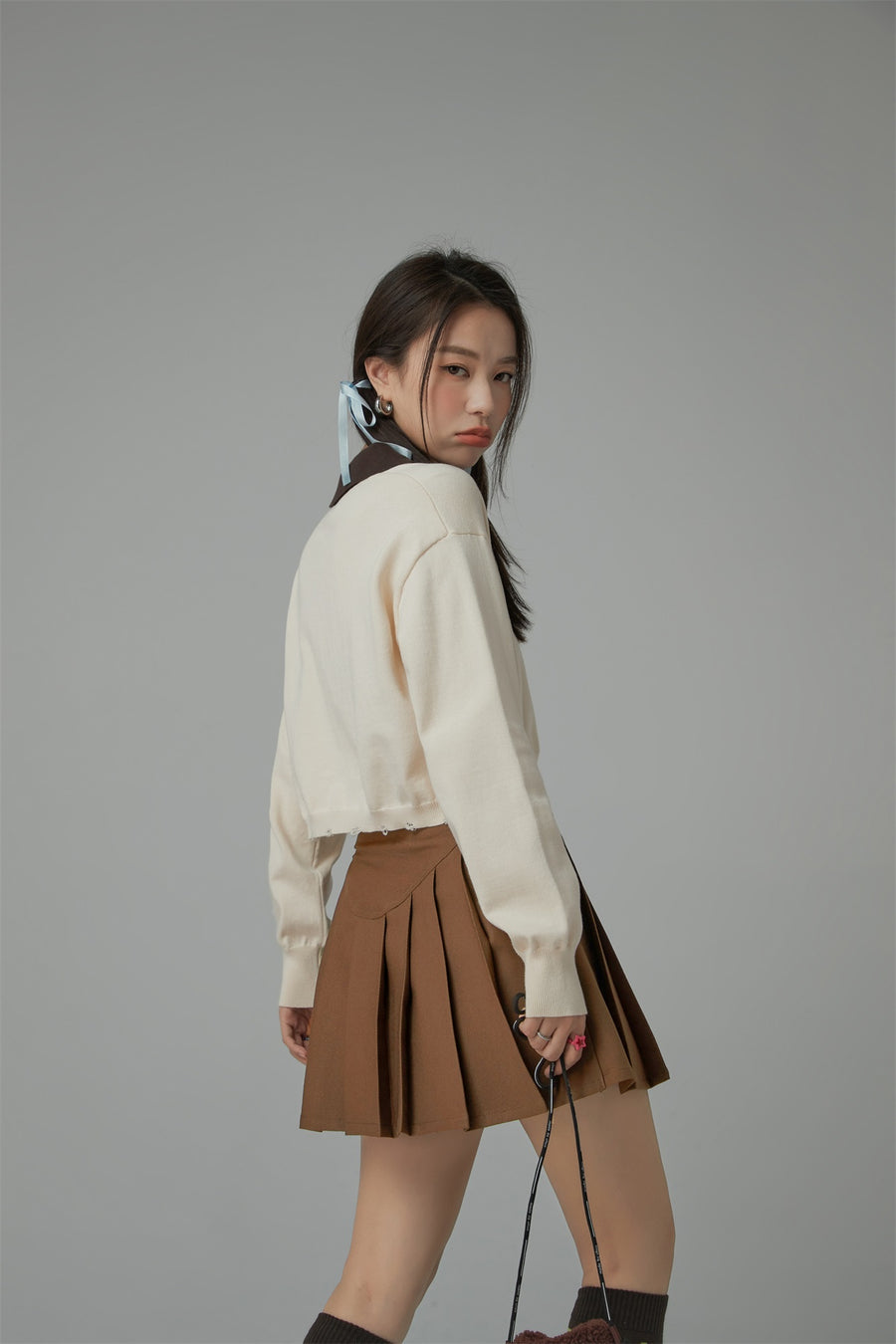 CHUU Chuu Lettering Color Cropped Knit Sweater