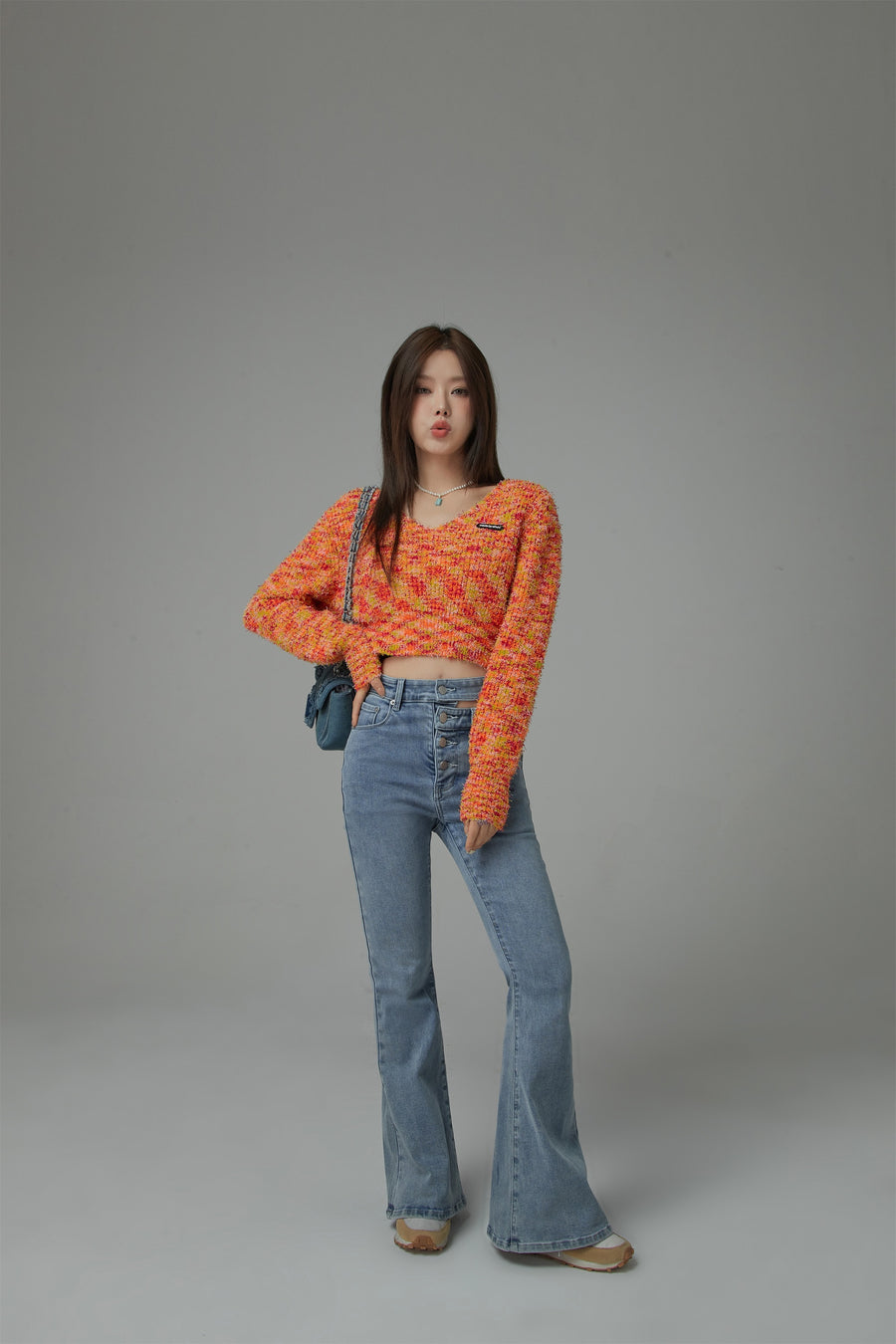 CHUU Adore You V Neck Crop Sweater