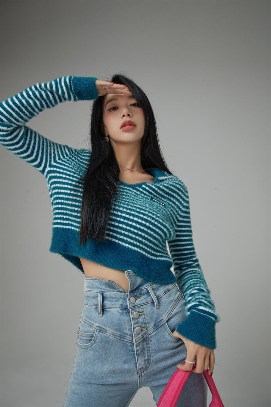 CHUU Your Sweetheart Open Collar Cropped Knit Top