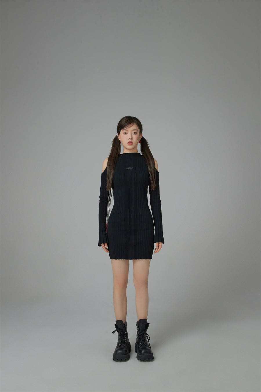 CHUU Living In My World Off Shoulder Slim Knit Dress