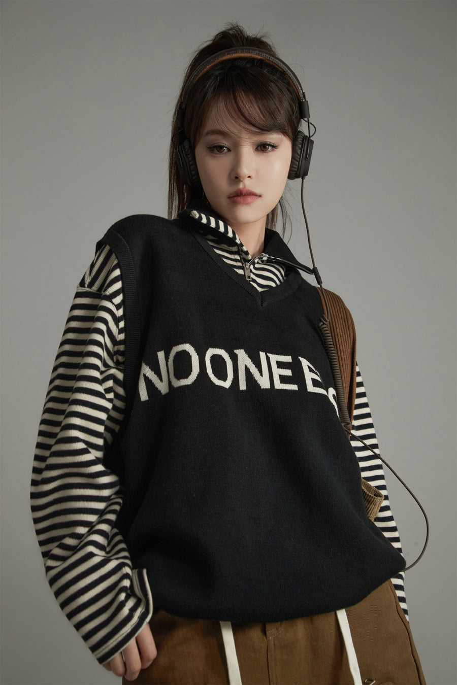 CHUU High Neck Stripe Zip-Up Crop Sweatshirt