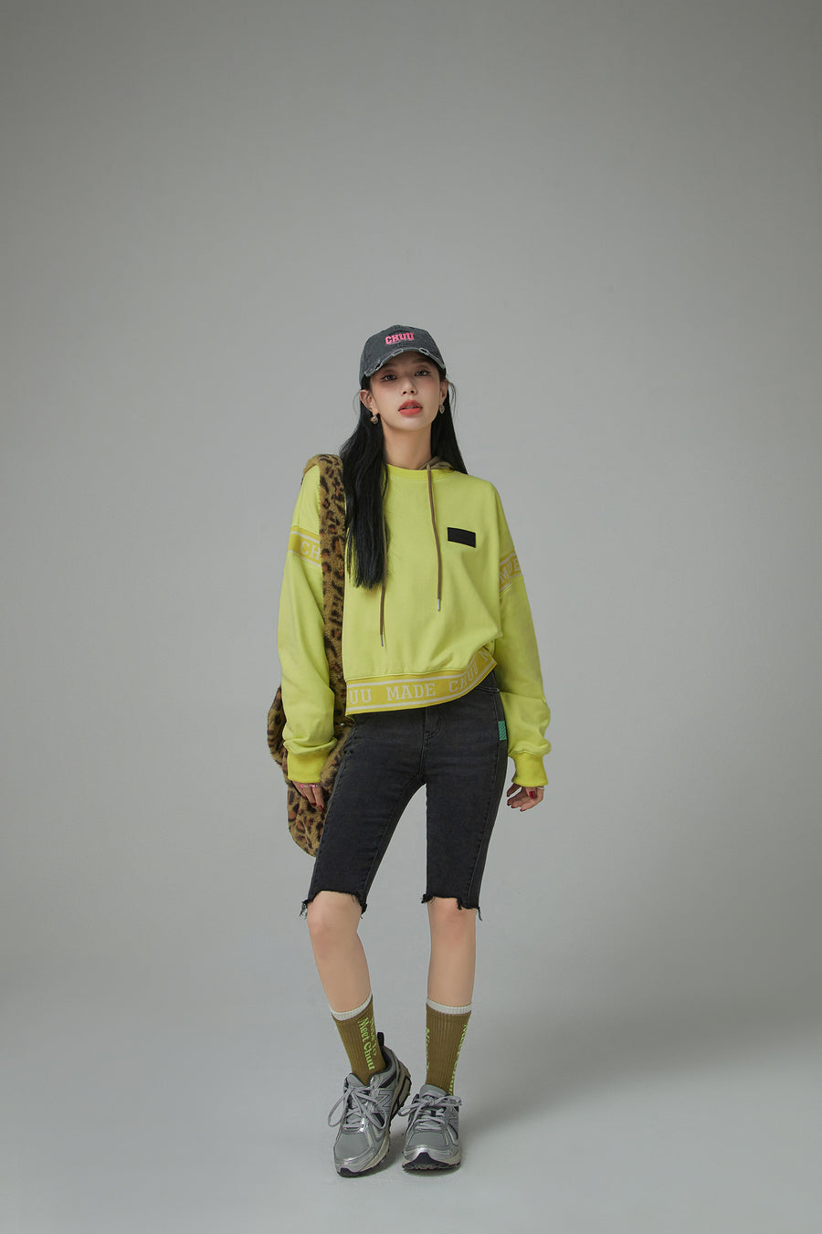 CHUU Solid Color Round Neck Sweatshirt