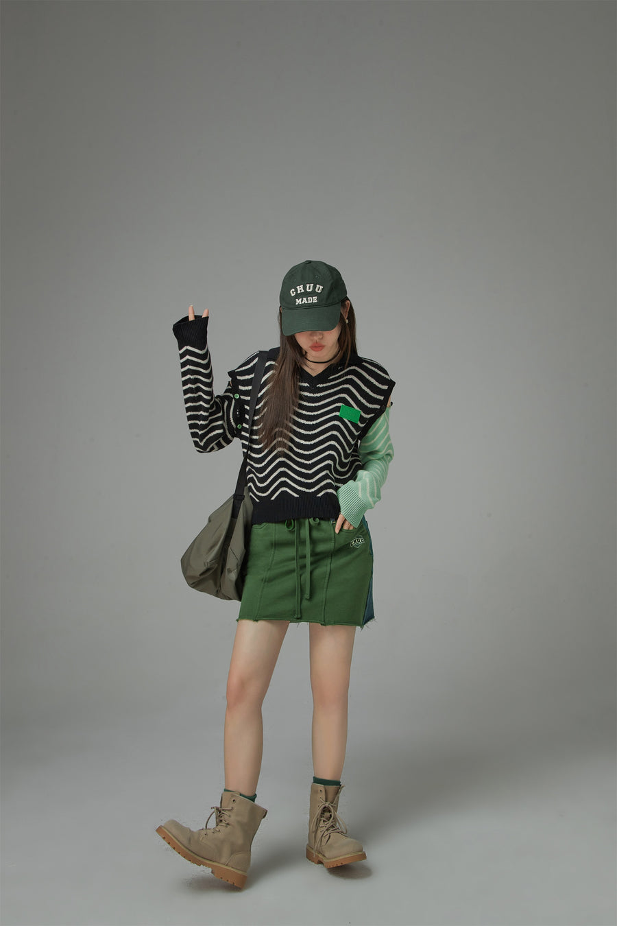 CHUU Zig-Zag Stripes Cutout Shoulders Knit Sweater