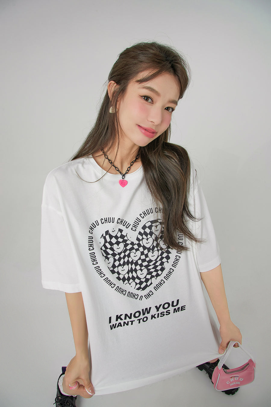 CHUU Kiss Me Check Heart Loosefit T-Shirt