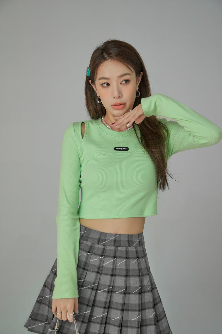 CHUU Slit Shoulder Long Sleeve Crop Top