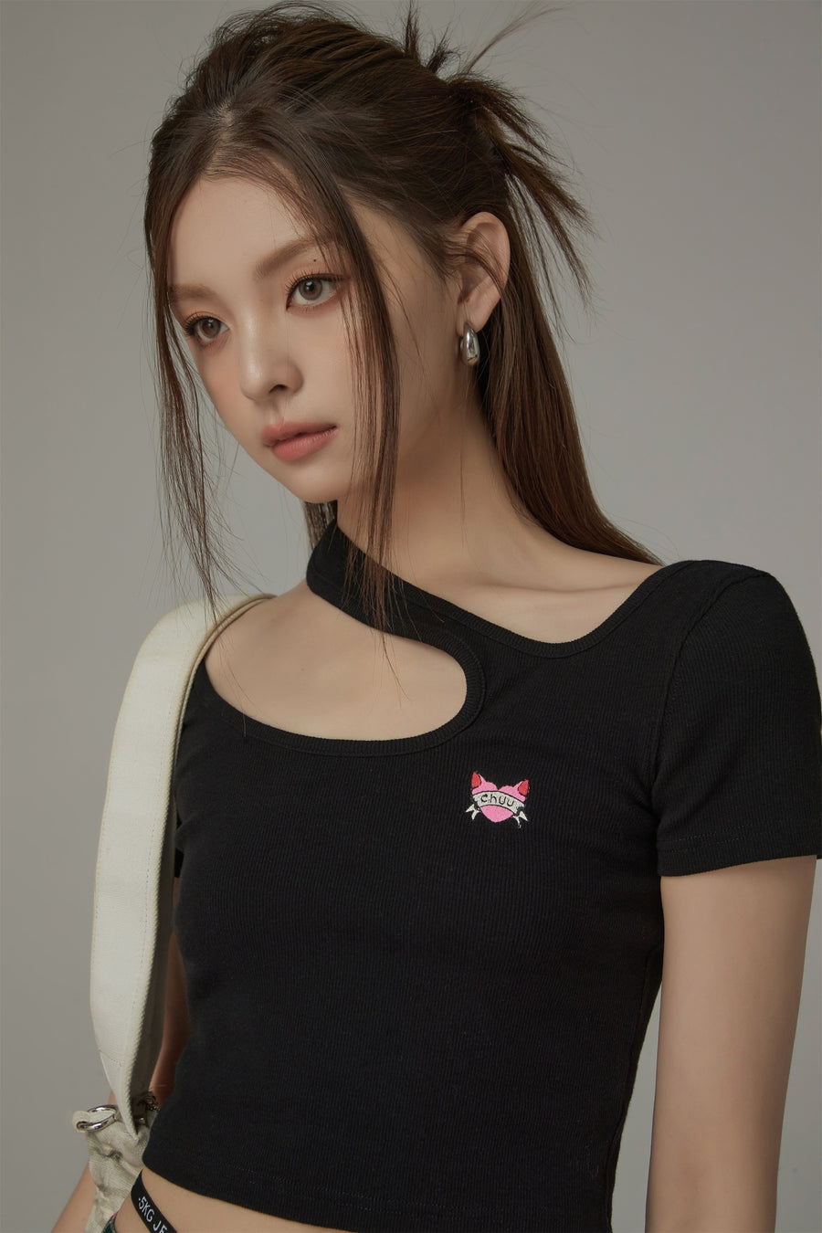 CHUU Cut Out Slim T-Shirt