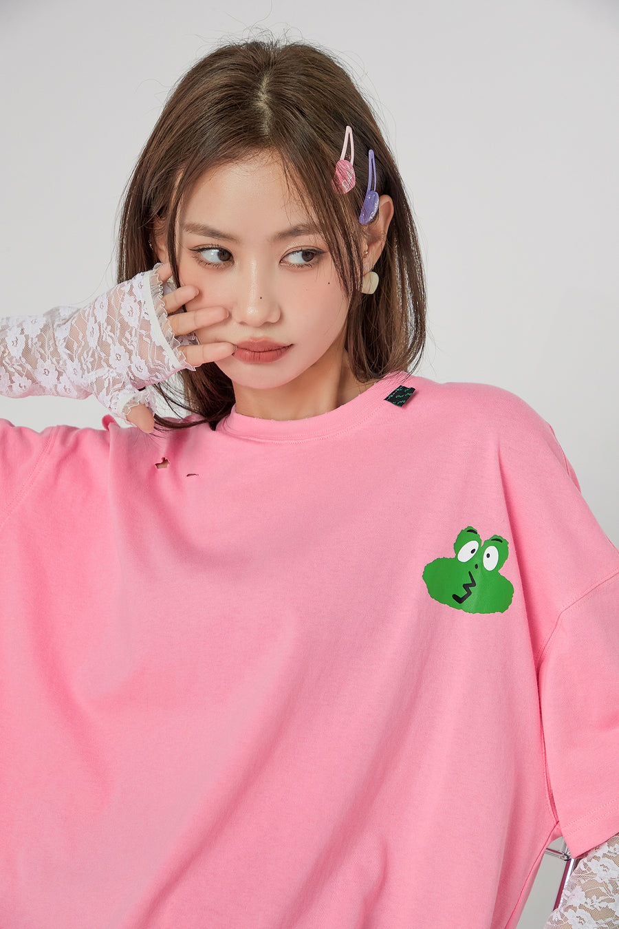 CHUU Frog With Moods Damage T-Shirt