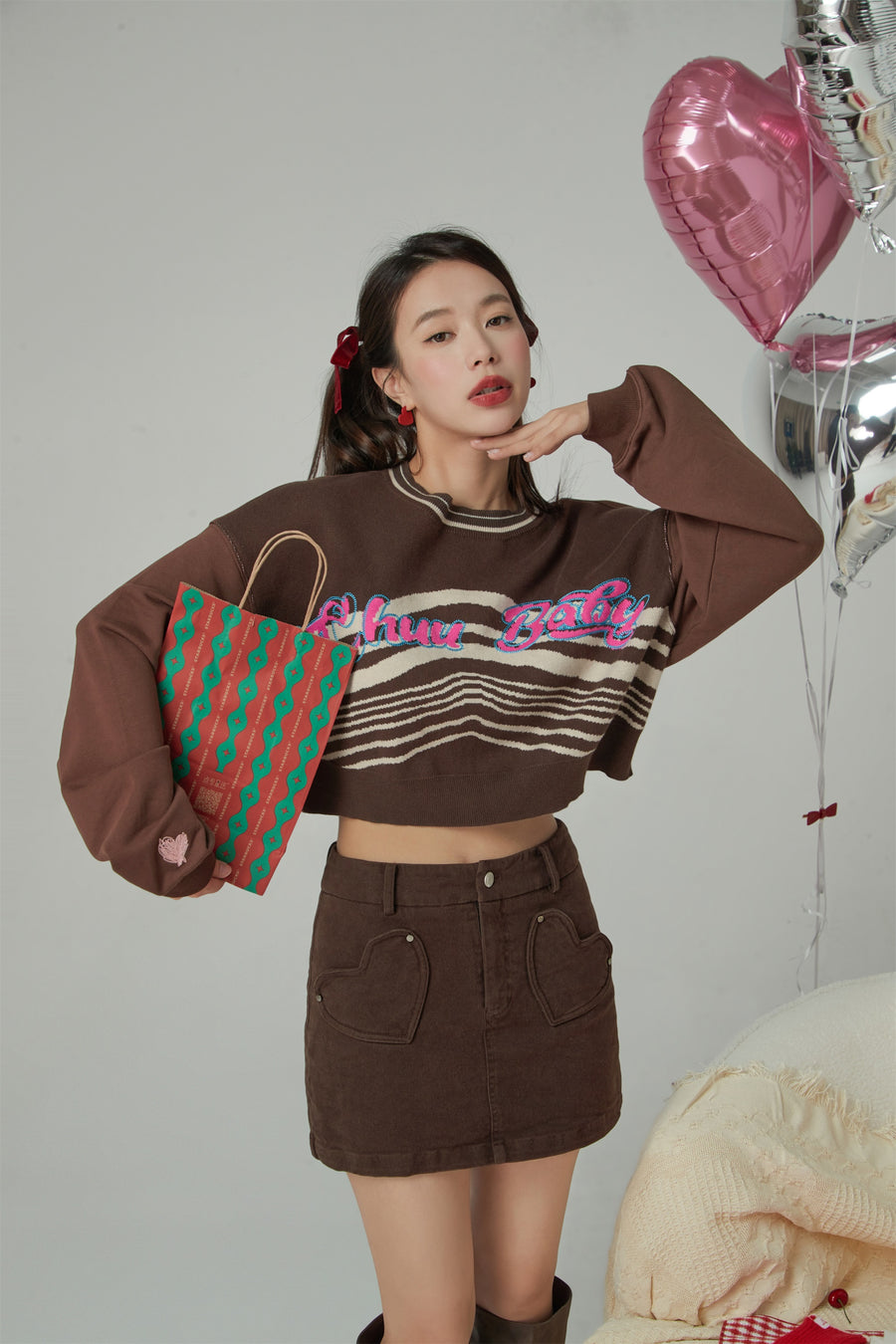 CHUU Day Dreamer Loose Fit Round Crop Sweatshirt