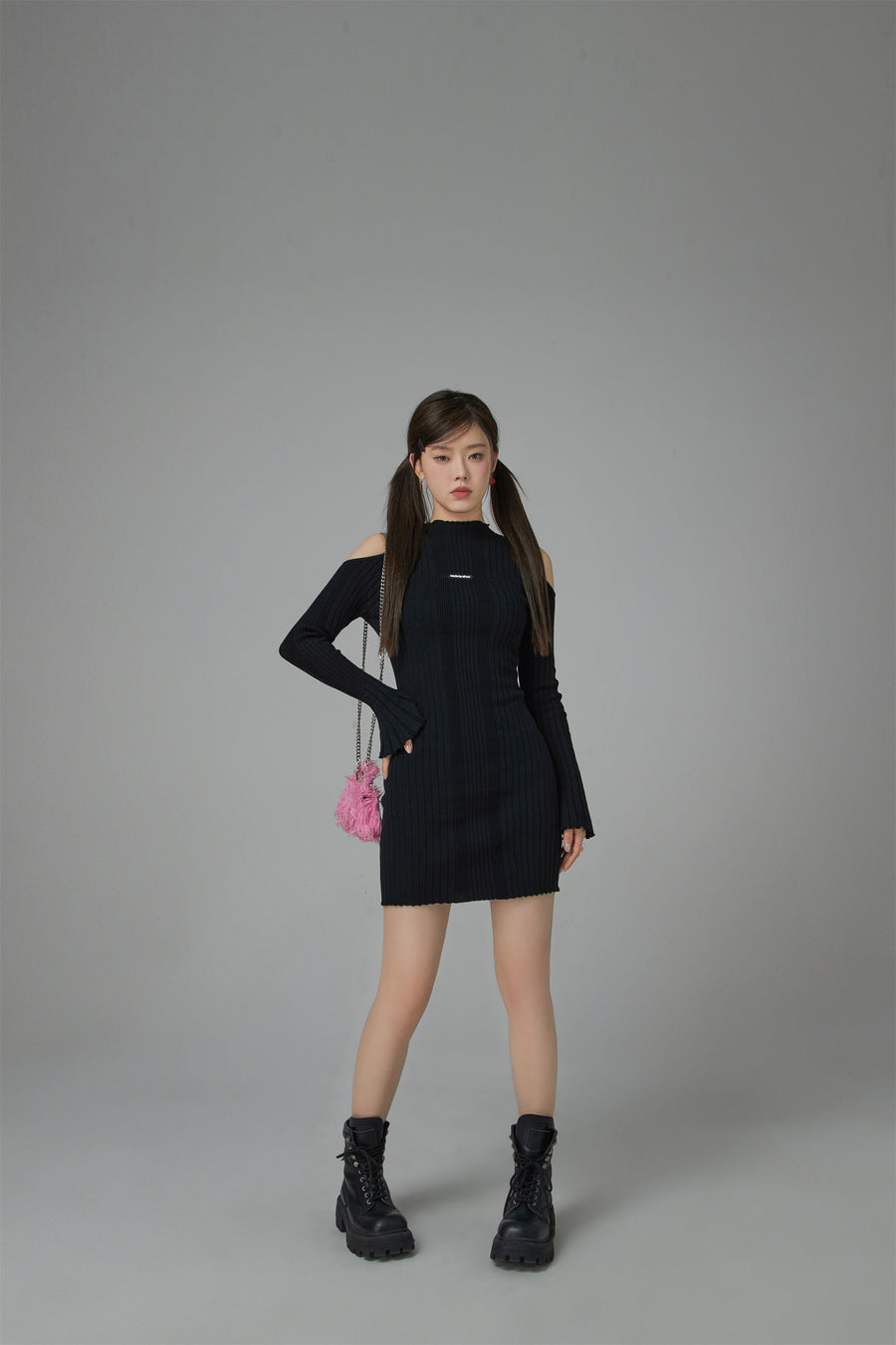 CHUU Living In My World Off Shoulder Slim Knit Dress