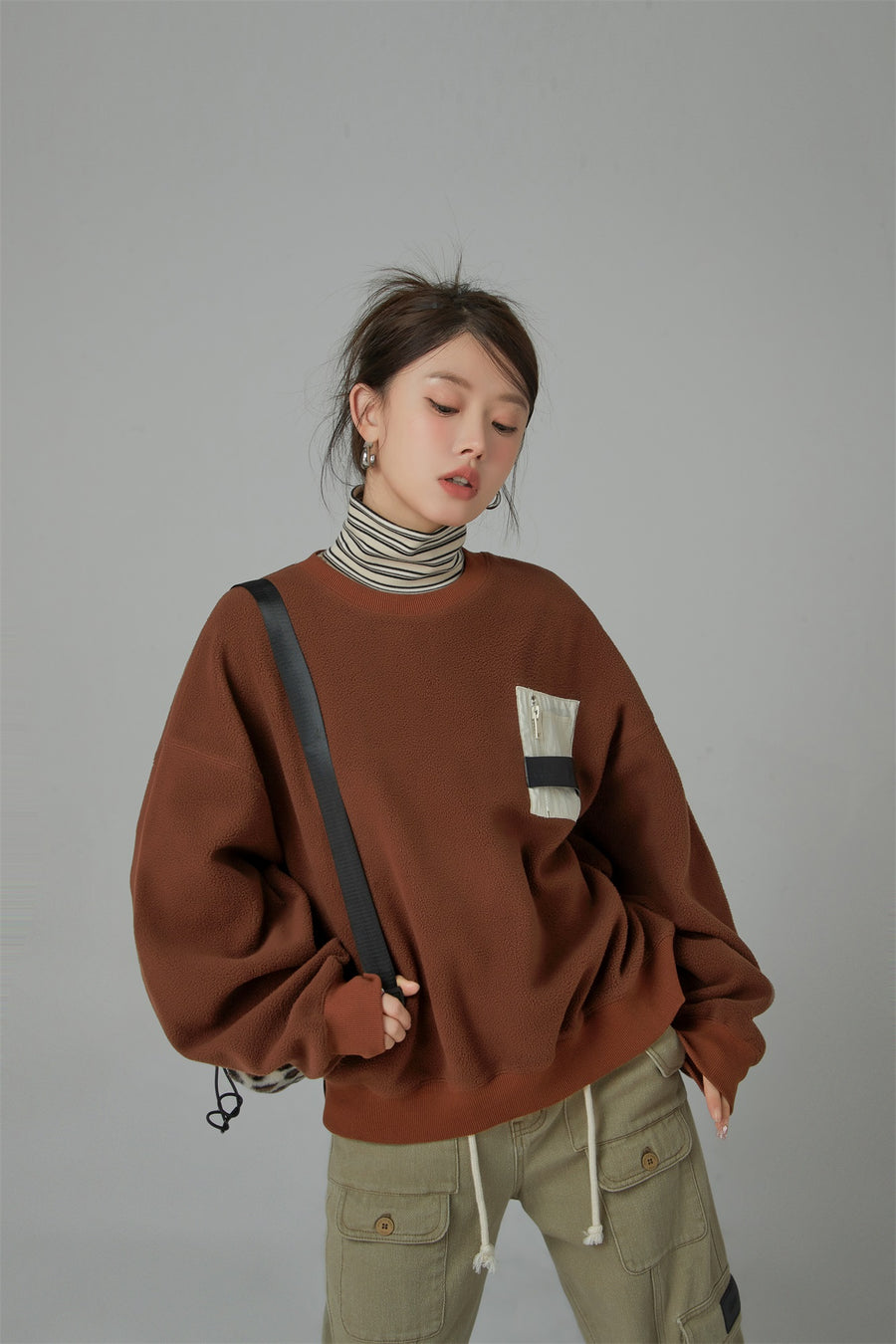 CHUU Pocket Full Of Sunshine Fleece Sweatshirt