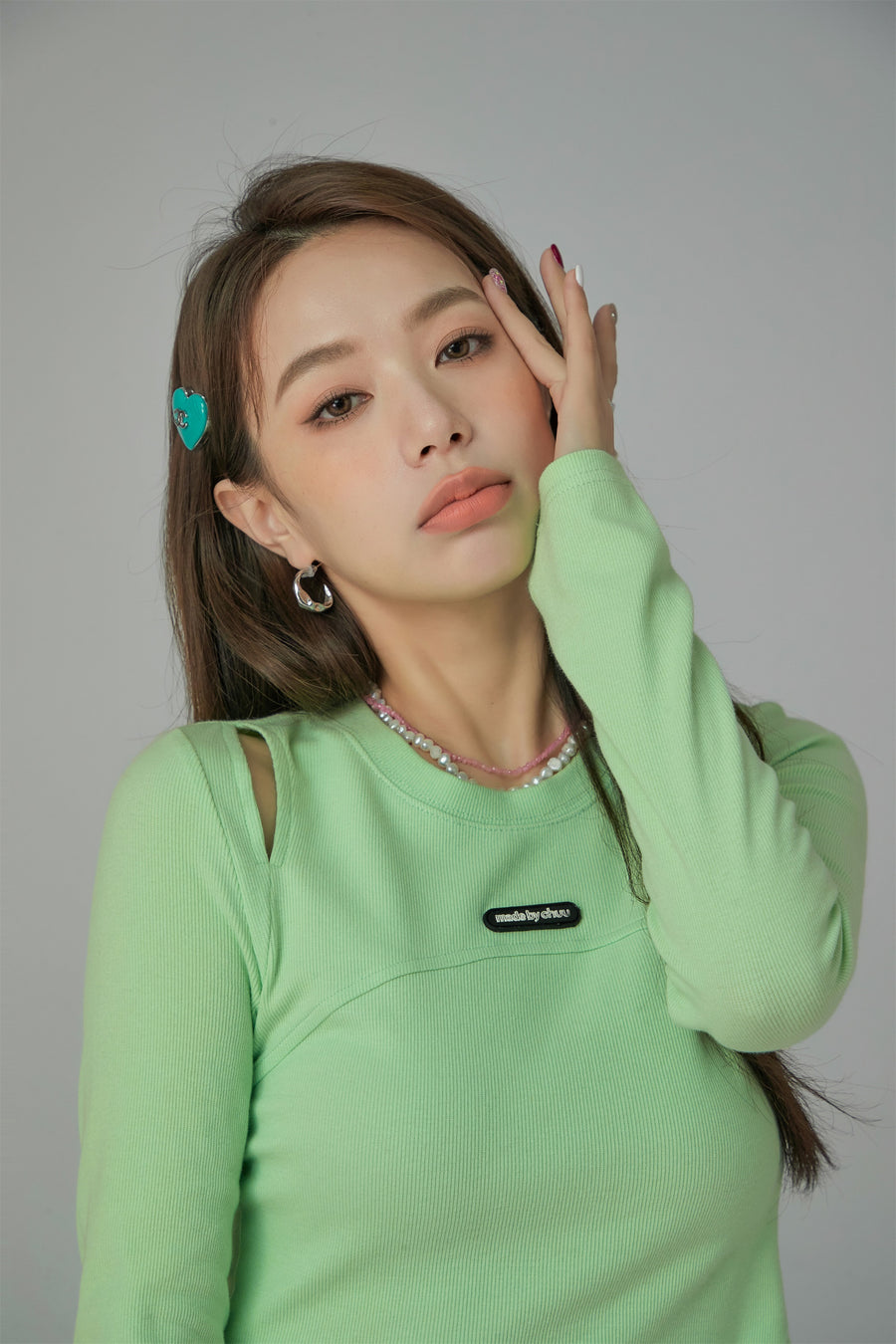 CHUU Slit Shoulder Long Sleeve Crop Top