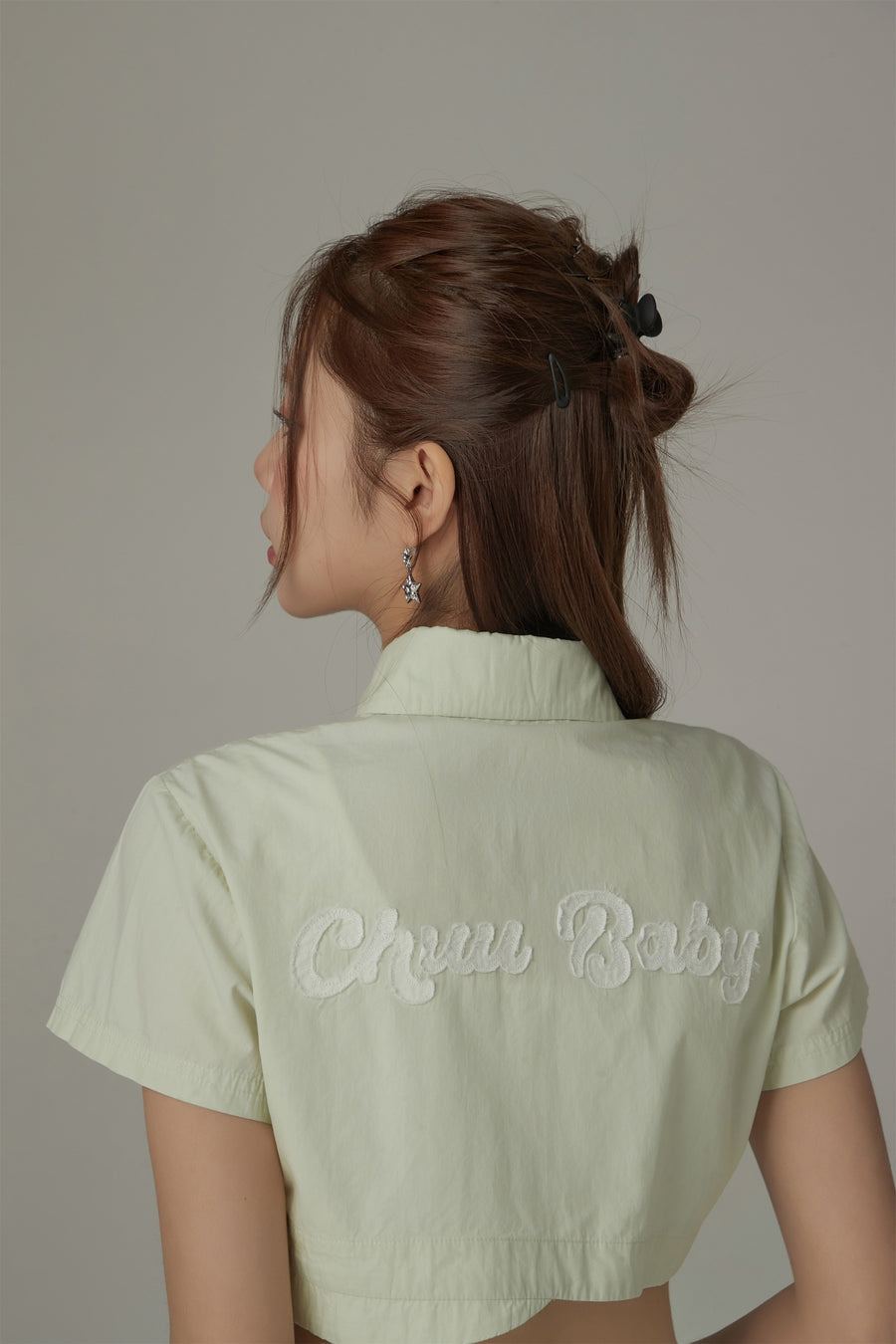 CHUU Unbalanced Chuu Baby Cropped Shirt