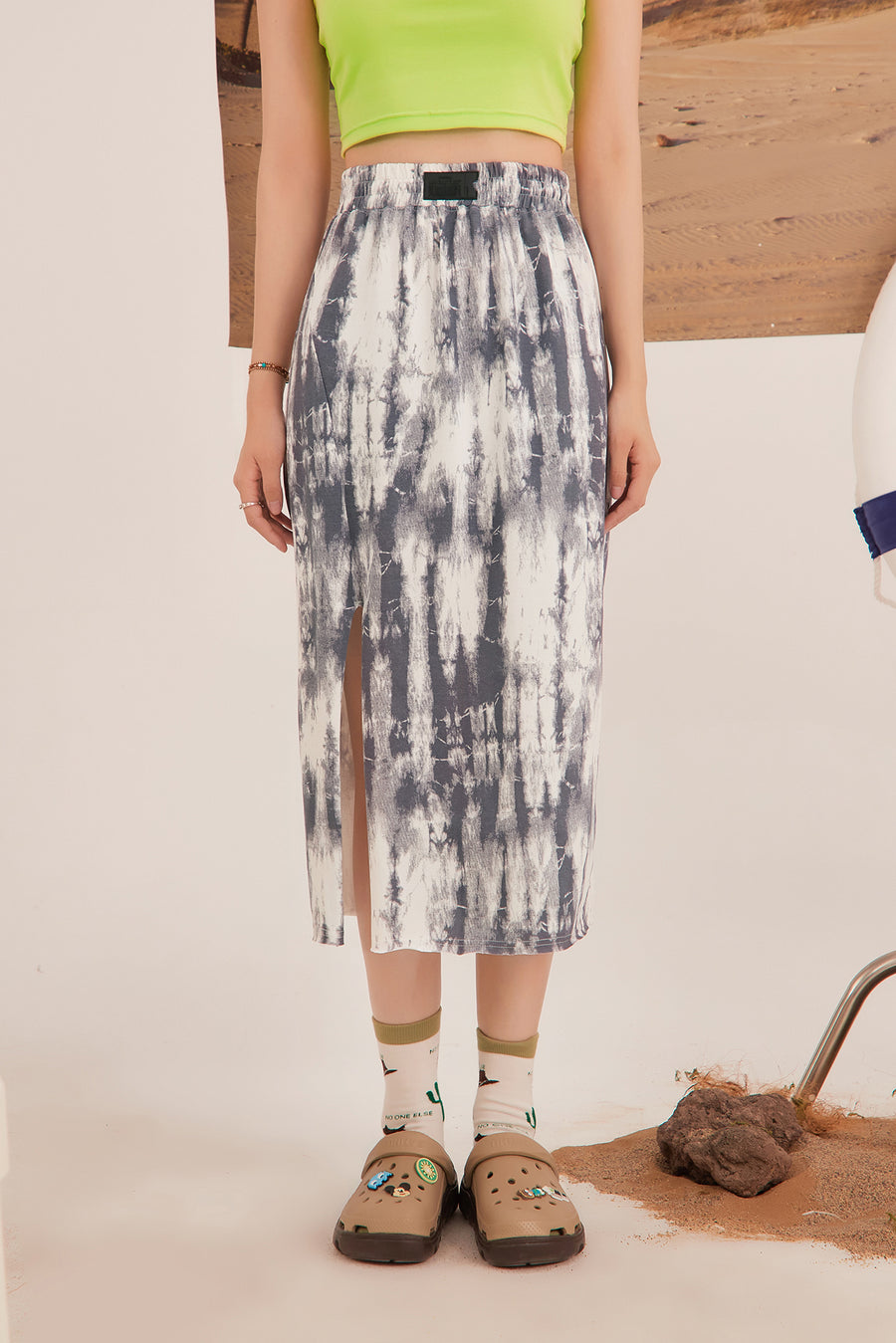 CHUU Tie-Dye Banding Slit Skirt