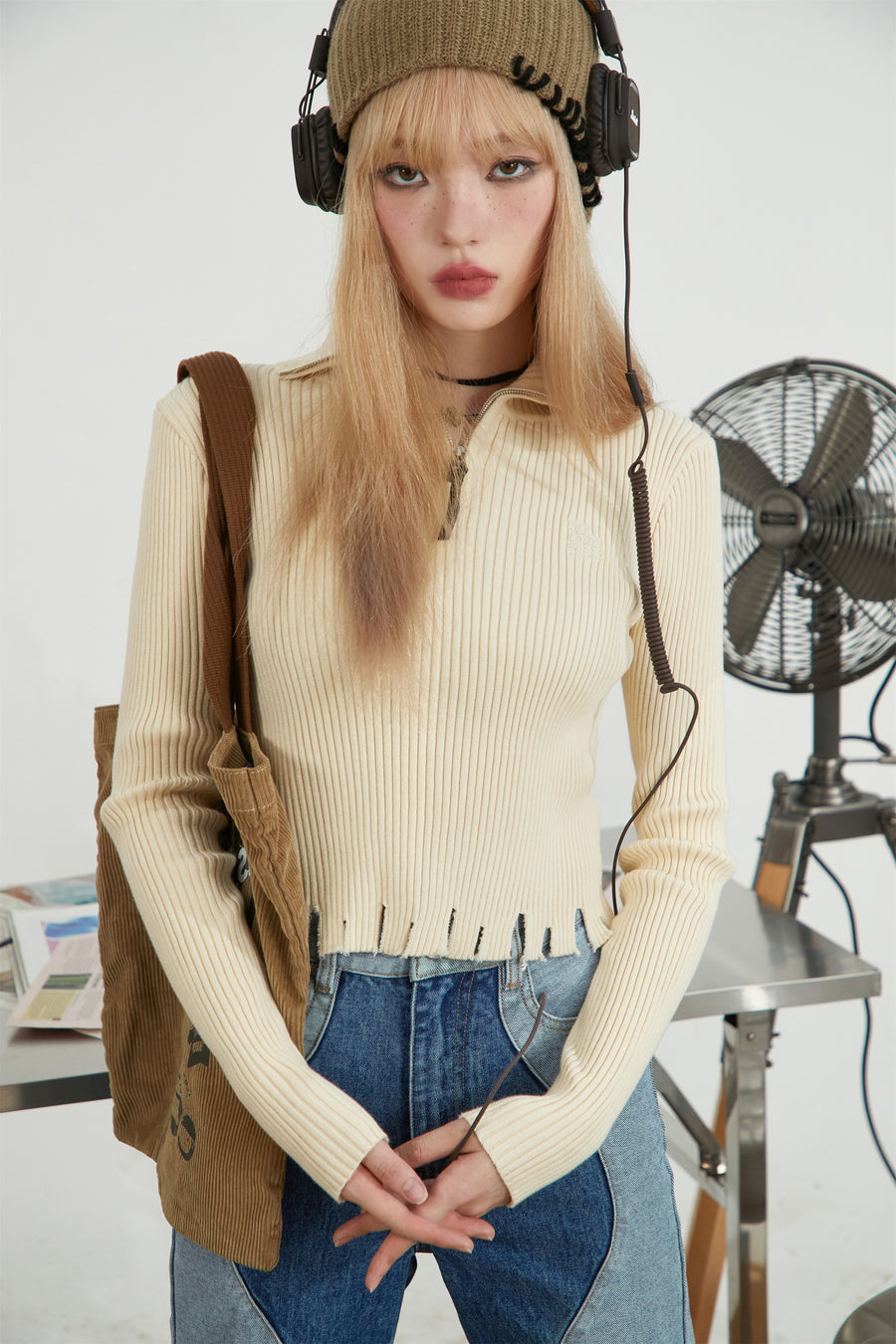 CHUU Polo Neck Slit Cropped Knit Top