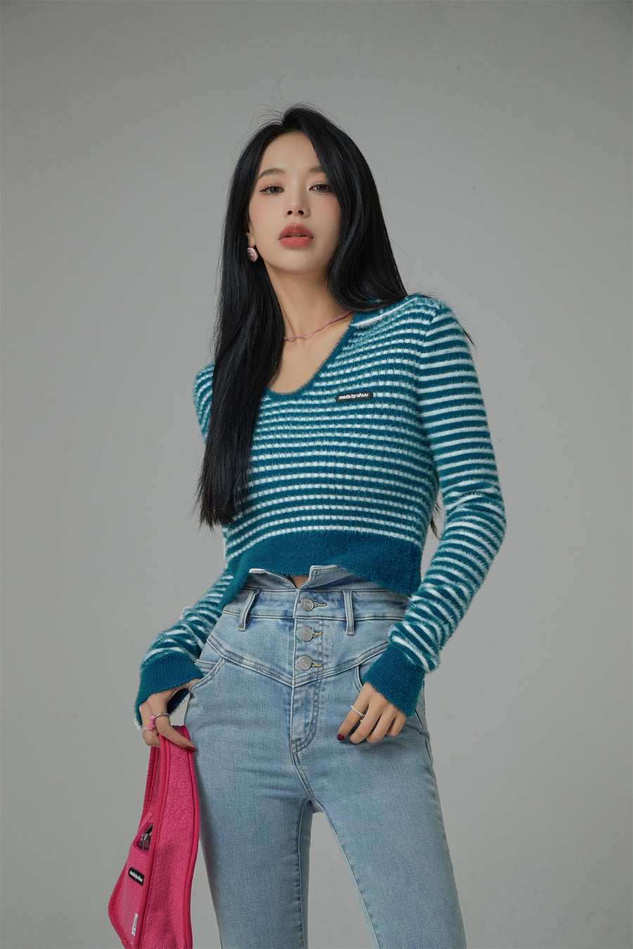 CHUU Your Sweetheart Open Collar Cropped Knit Top