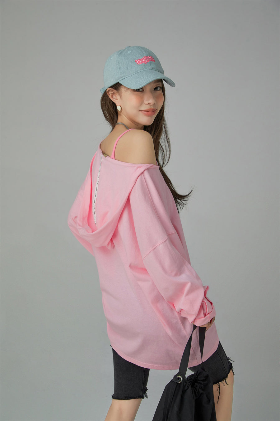 CHUU Off-Shoulder V Neck Loose Fit T-Shirt