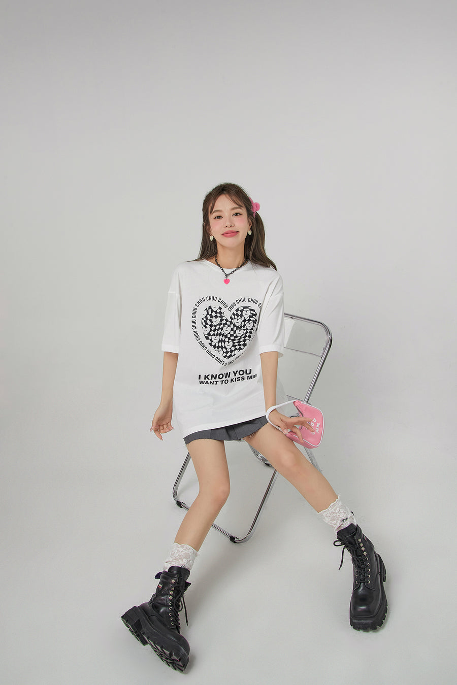 CHUU Kiss Me Check Heart Loosefit T-Shirt