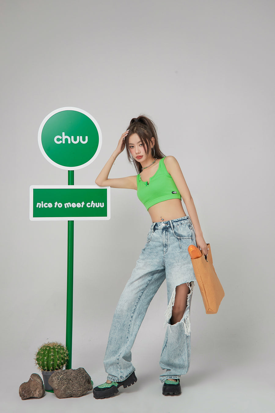 CHUU Cute Neckline Crop Sleeveless Top