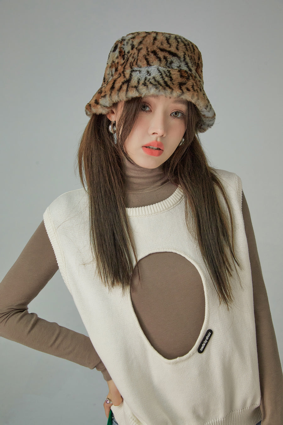 CHUU Medallion Cutout Sleeveless Sweatshirt