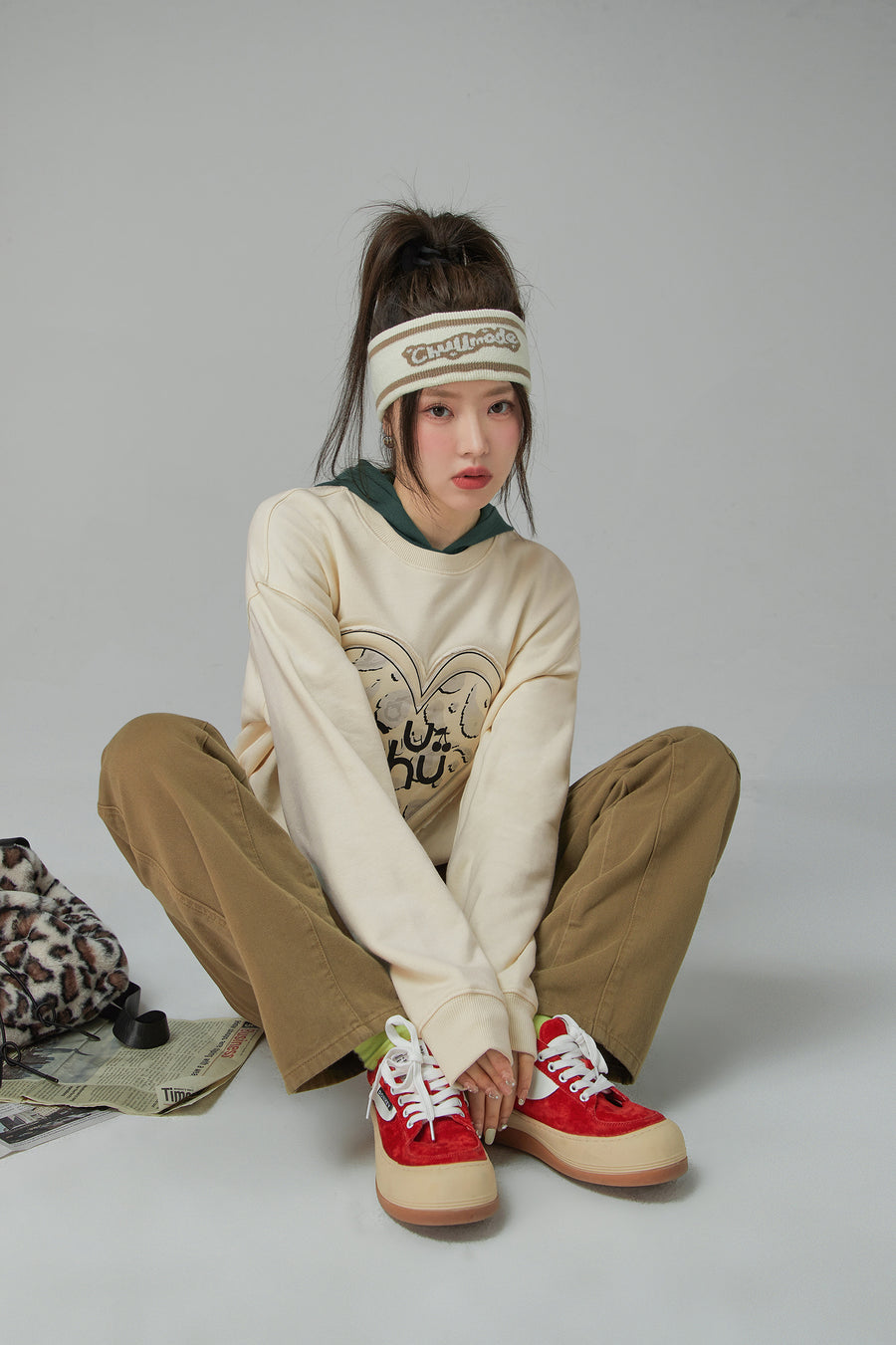 CHUU Chuu Heart Print Crop Sweatshirt