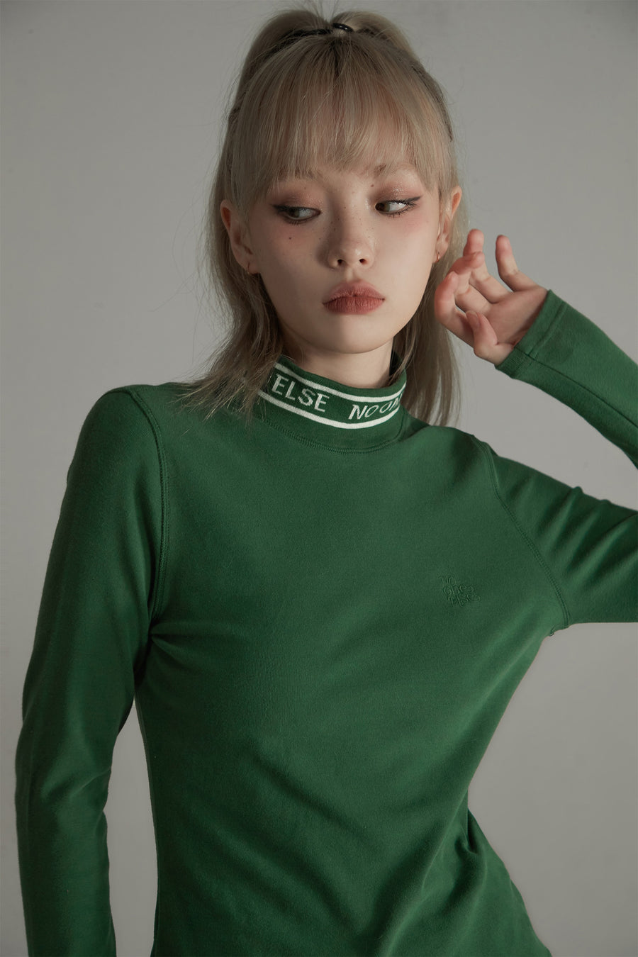 CHUU Noe High Neck T-Shirt