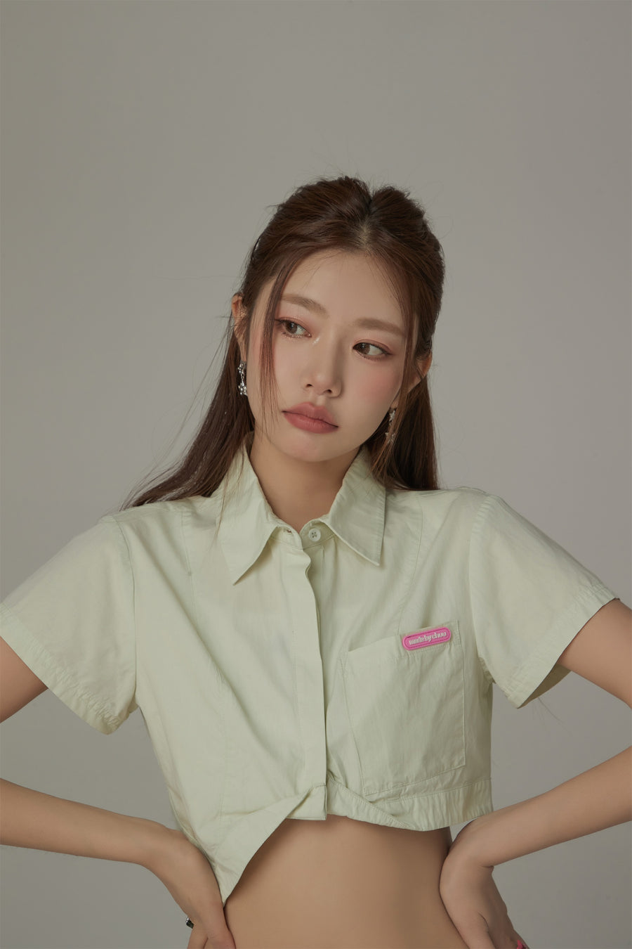 CHUU Unbalanced Chuu Baby Cropped Shirt